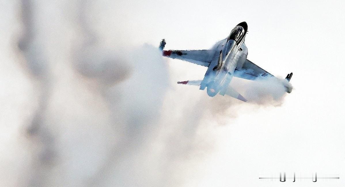 🇰🇷1月2日，一架驻扎在光州空军基地的韩国空军T-50教练机在紧急迫降时翻覆