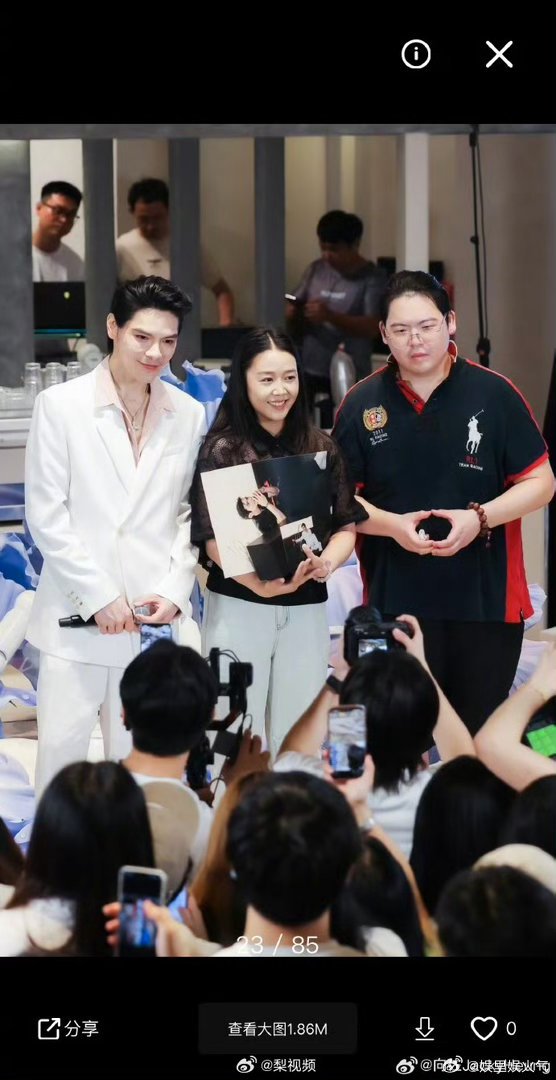 📌向佐向佑同框合照 家人相伴，奔赴热爱～向佐线下活动带向佑出席，同框合照曝光，