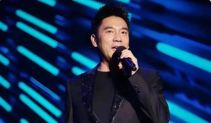 主持人问56岁的林依轮：“儿媳妇平时是管你叫爸吗？”林依轮摆摆手：“不是。”主持