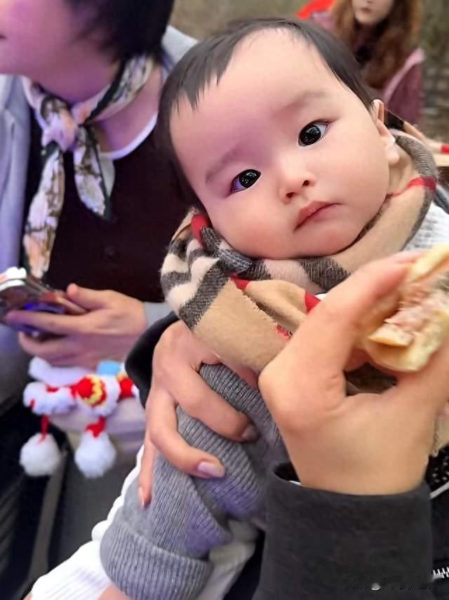 马筱梅8月大儿子现身团建聚会，呆萌表情圈粉无数