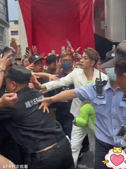 哈哈哈哈哈

他乍一看就像个劝架的

怕保安挤到粉丝又怕粉丝挤到保安

关键是他