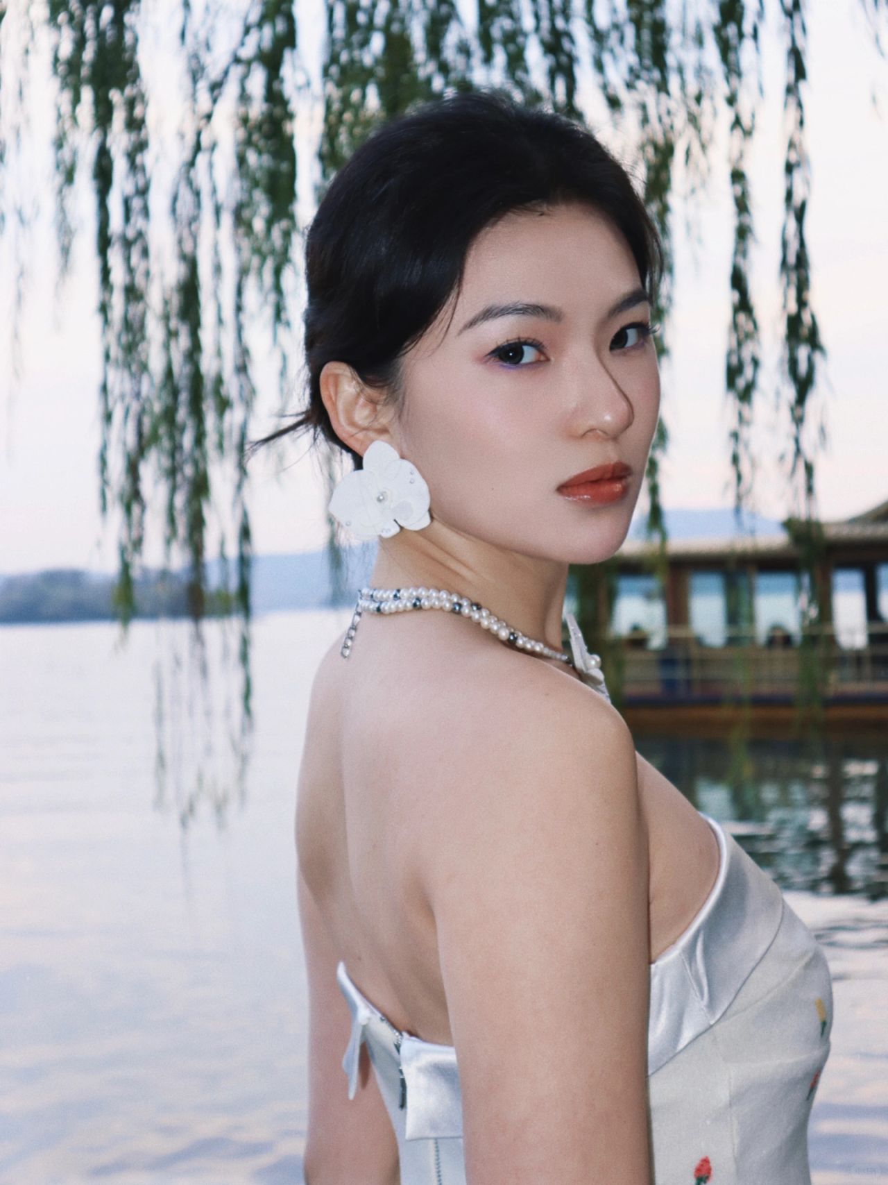 🦢老婆说在寒冷的湖边有种倔强的美感