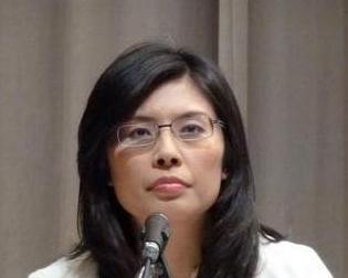 堂堂国民党主席郑丽文站在千百人聚集的宴席聚光灯下，突然指着自己大声宣告：“我父亲