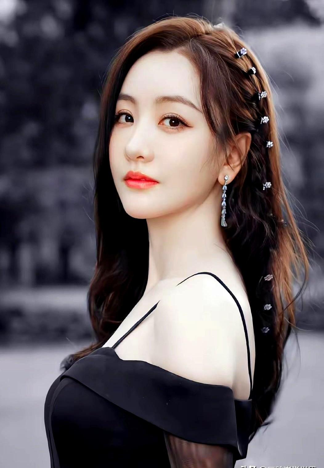 别再说杨蓉“没资源”了，44岁的她只是不想在长剧里演别人的妈。

现实很扎心，长