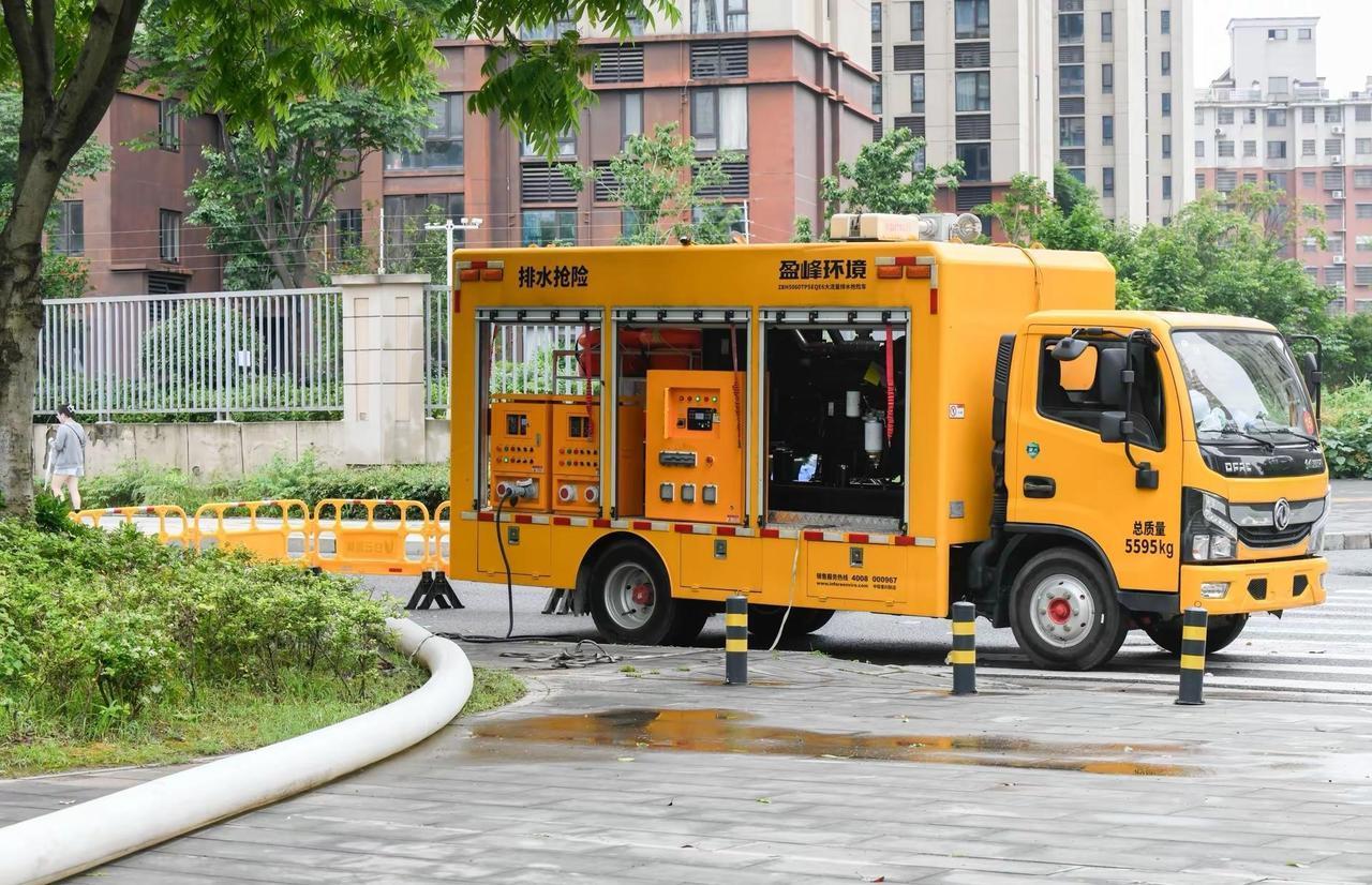 西干渠路昼夜作业排涝  5月19日上午7点，荆州市沙市区西干渠新天地至恒隆世纪城