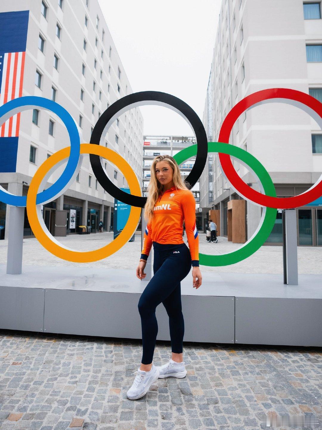 尤塔莱尔丹合影五环标志  荷兰速度滑冰名将尤塔·莱尔丹更新社媒，晒出和五环标志的