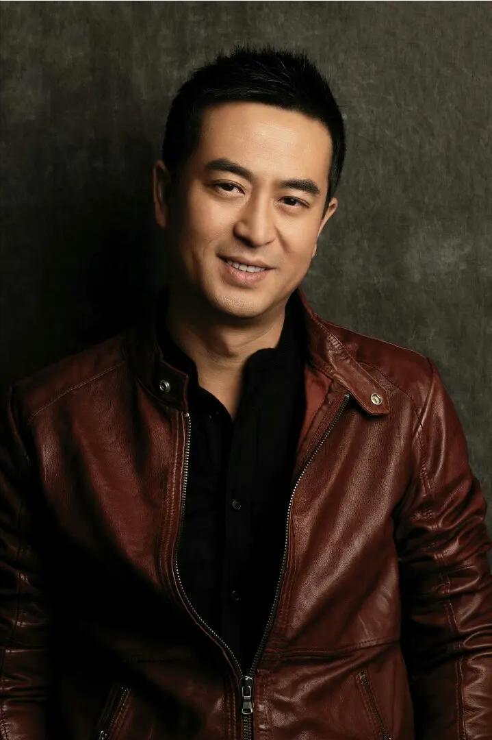 演员，张嘉译说，四十多岁，我才有了孩子，一个女儿，办了一个百日宴，不敢大操大办，