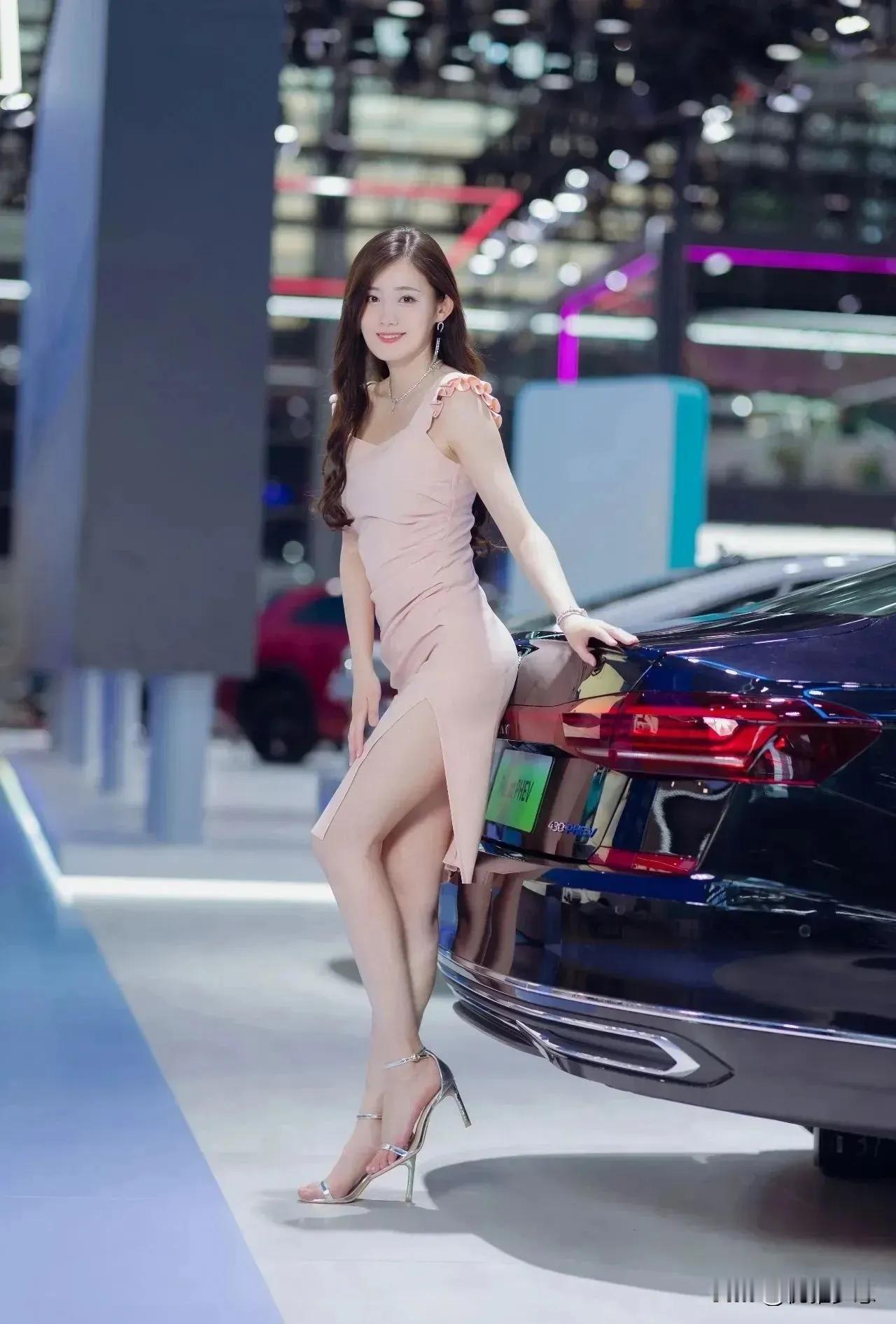 极品美女车模，气质优雅