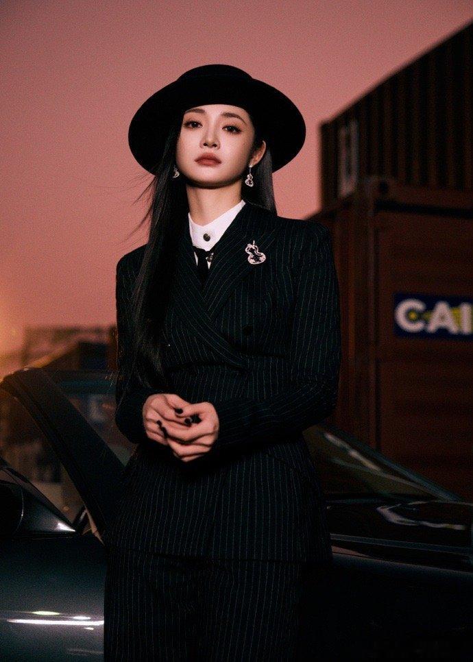 周洁琼今天是谁的新郎 周洁琼尖叫之夜西装look封神！礼帽搭配跑车的组合，帅得让