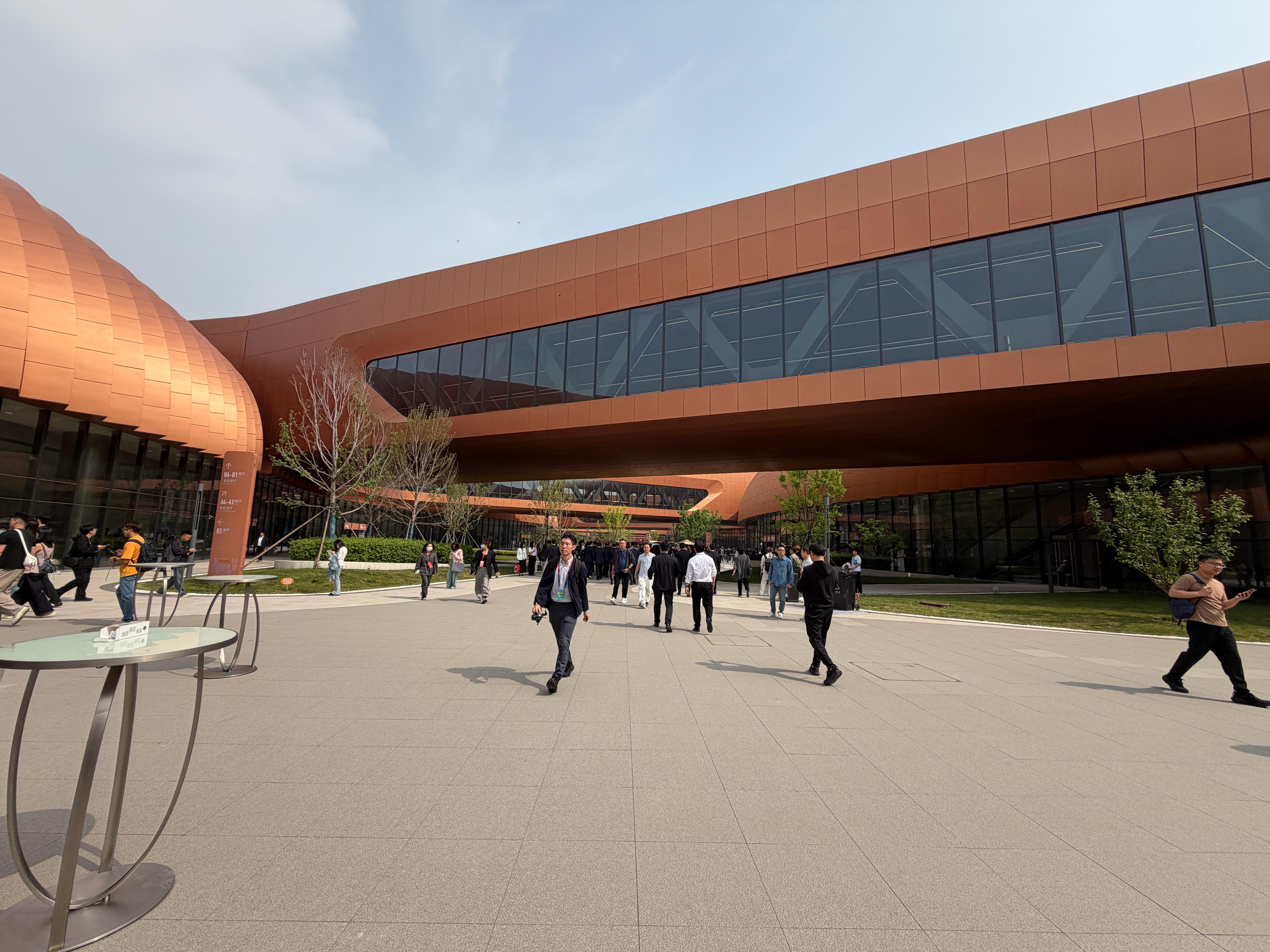 今年的北京车展为啥全球是最大规模？图二黄色圈起来的部分是以前的展馆面积今年直接新