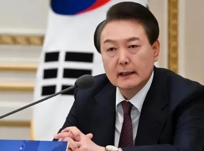 尹锡悦者，大韩民国之总统也，
其国有一奇之传统，谓之青瓦台之咒也
历任之总统，鲜