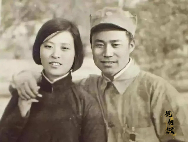 1938年，王近山与妻子韩岫岩的合影，当时他们刚刚喜结连理不久，王近山时任386...