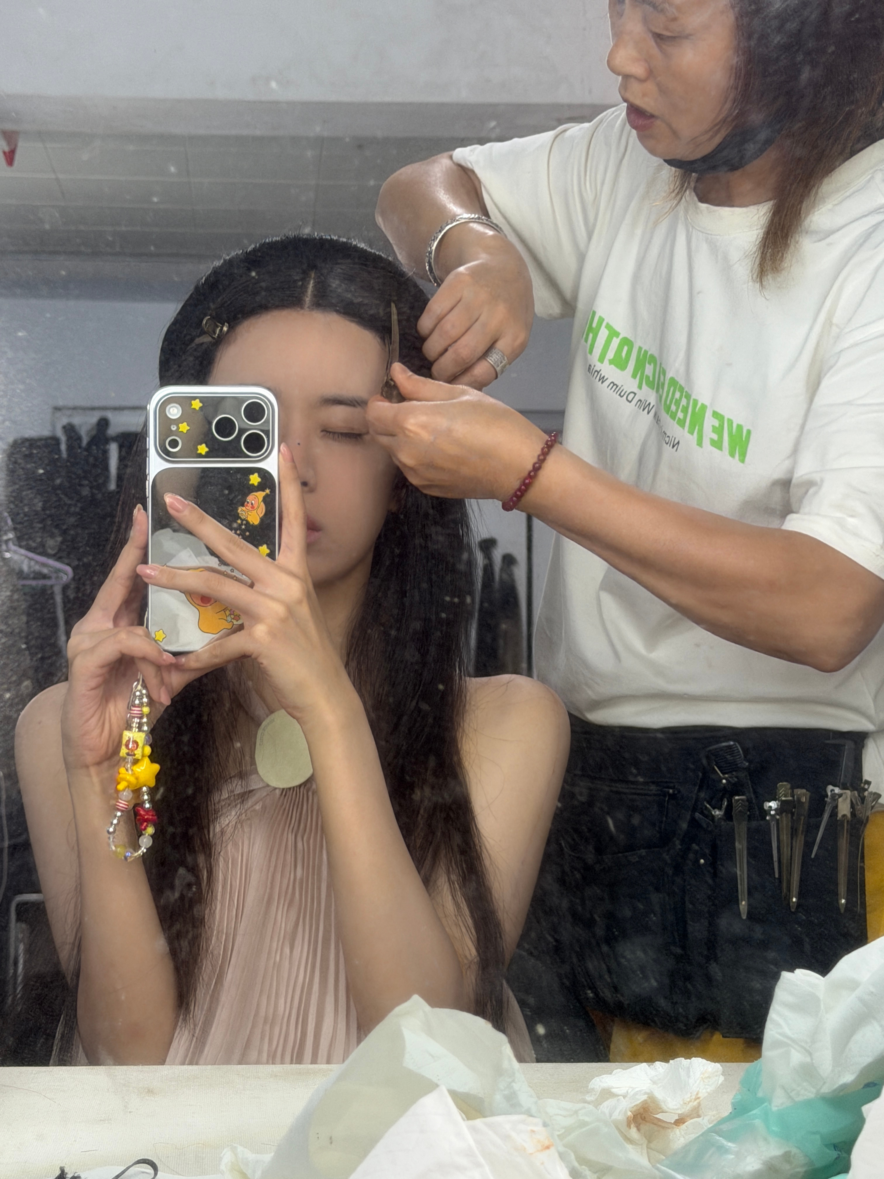 好恍惚 几个小时前我还在上海拍摄 现在已经在横国出妆了