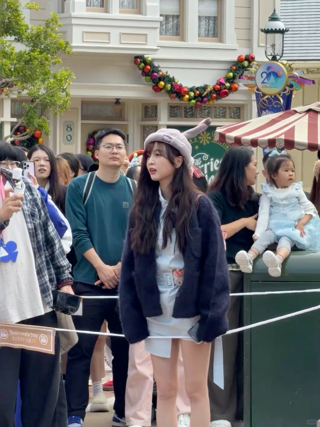 网友香港迪士尼偶遇吴宣仪/吴宣仪这个偶遇的视角好呆萌好可爱好漂亮哟