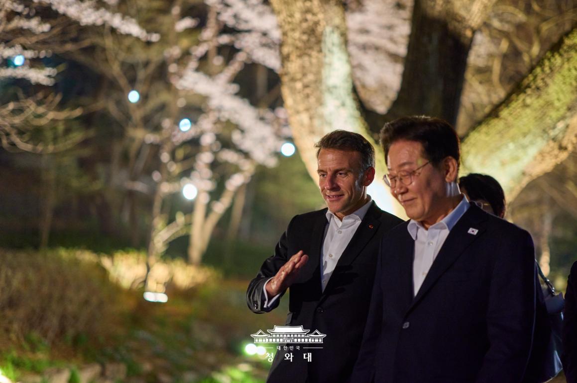 马克龙访韩国第一天见李在明，穿西服与白衬衫没有系领带，松弛感满满！4月2日法国总