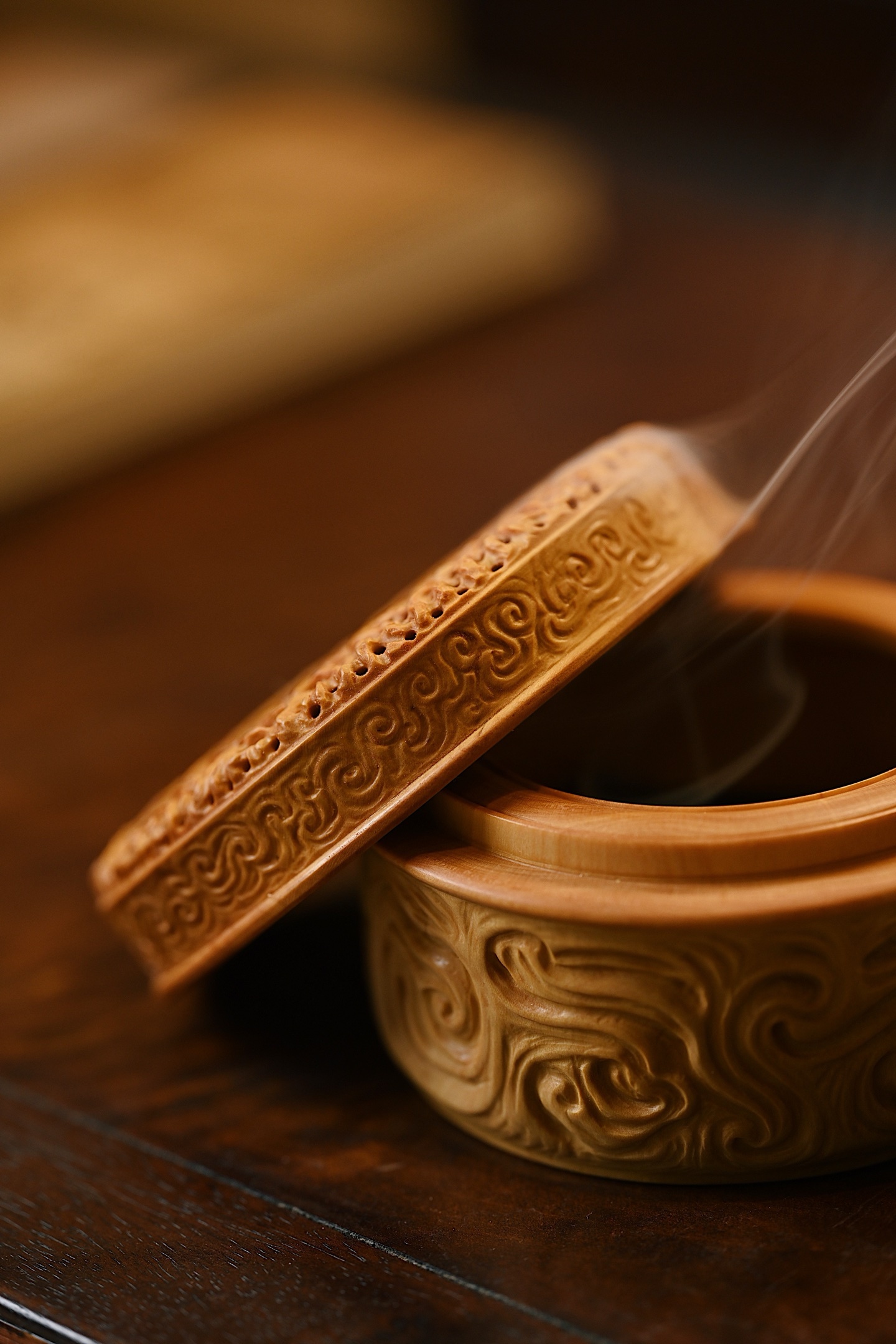 黄杨木 | 灵芝 香炉以黄杨木为材雕琢而成，木质细腻，色泽黄润，天然灵芝古朴雅致