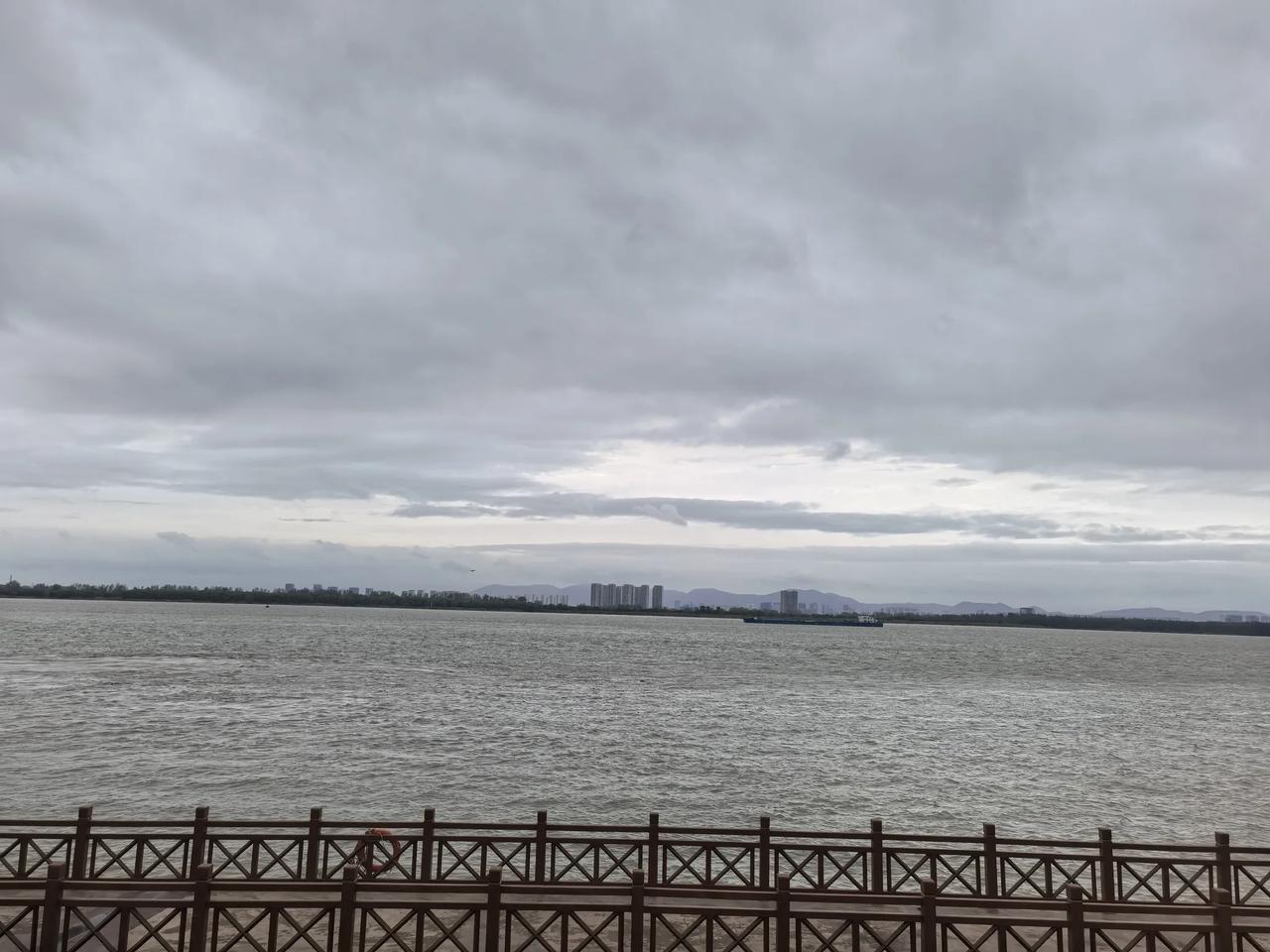 浩渺江天云雾浮，沧波东去势难收
千帆逐浪奔东海，万里滔滔通九洲
远望层楼连碧树，