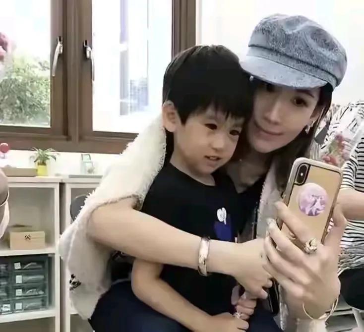 陈若仪嫁给林志颖，过上了幸福的生活，亲子照好温馨，她越来越漂亮了。
