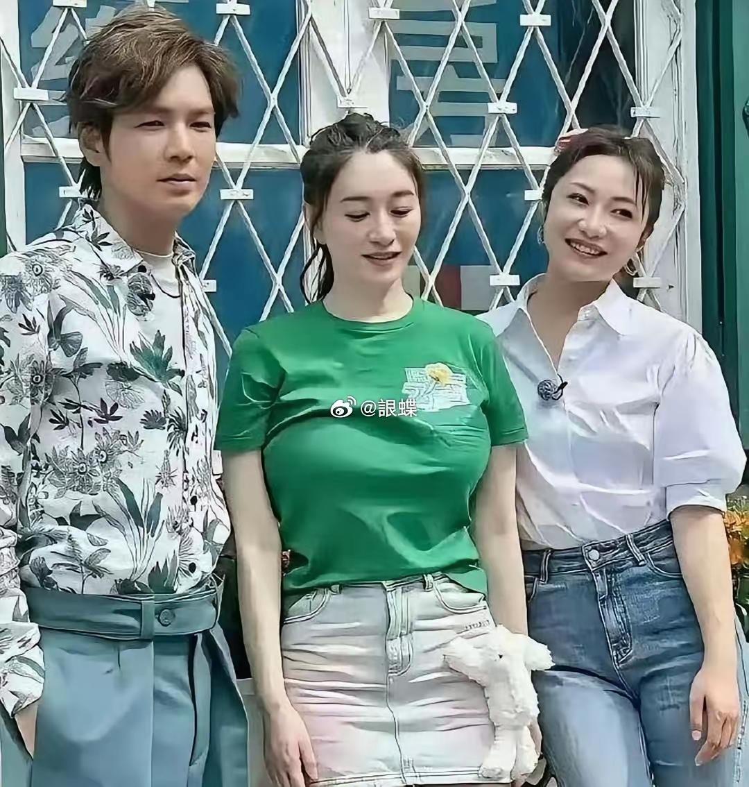 最中间这位美女是谁？
她是人们心中的女神，她的皮肤细腻光滑有光泽，就算是杨幂，刘