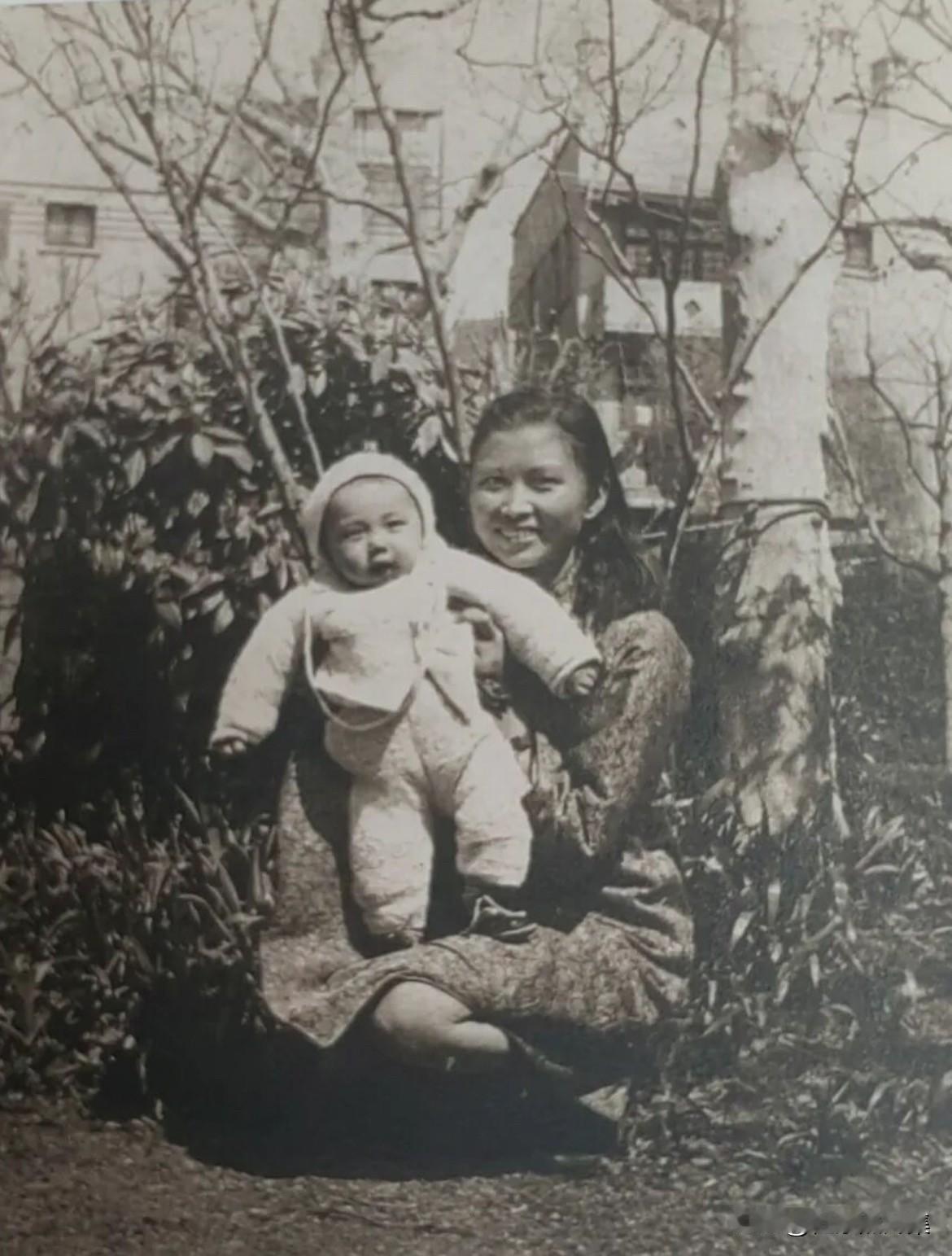 1942年，楚青通过海上秘密交通线到上海投奔父亲詹克明，并于10月生下第一个孩子