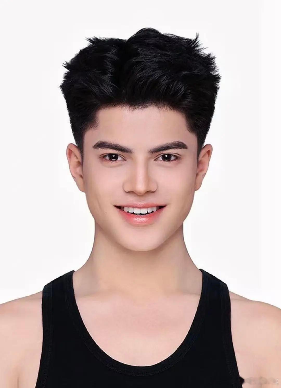 第一感觉，五官长得好局促啊，很用力挤在一起的感觉。 