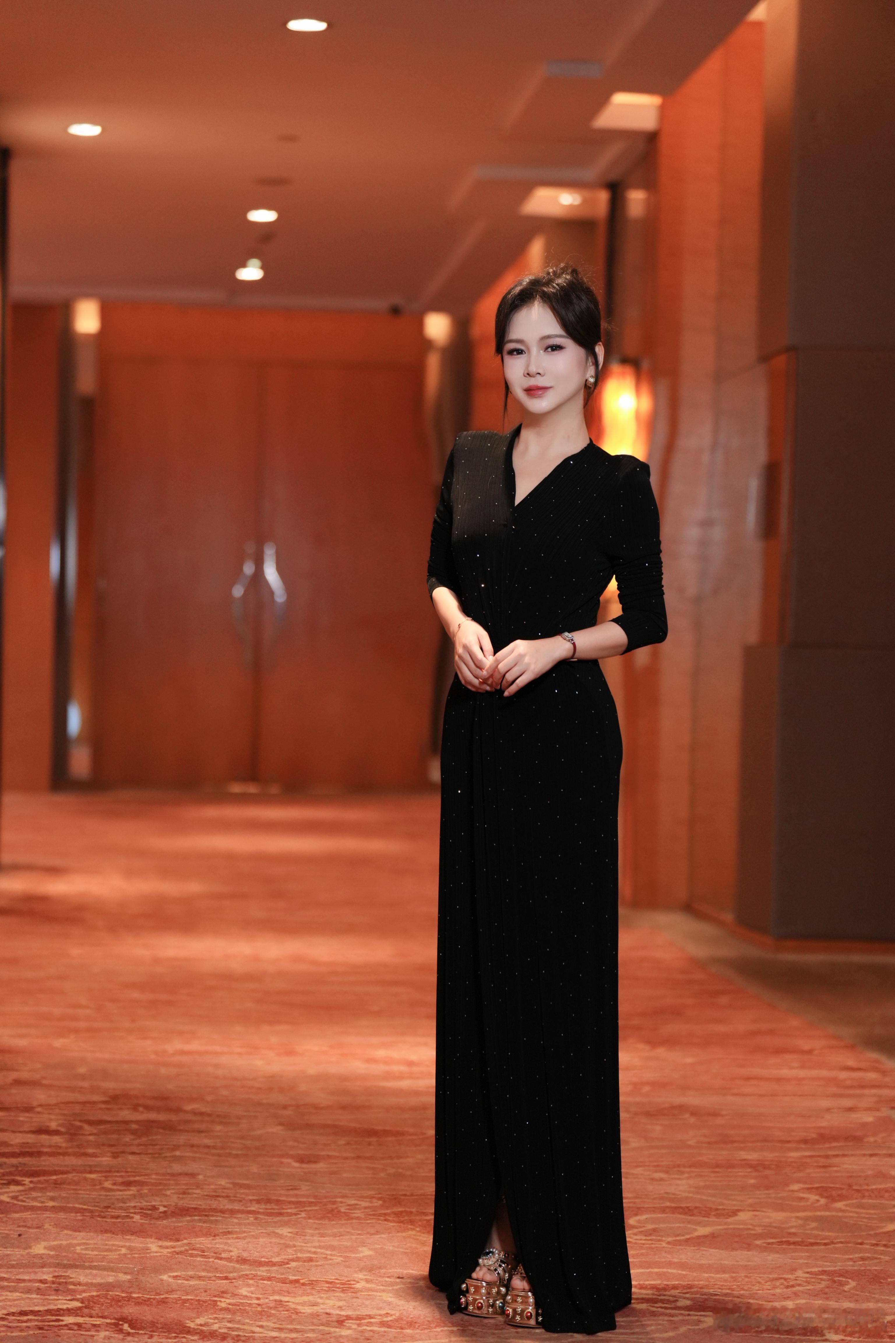 凤凰网财经主持人刘美希刘美希的穿搭天花板 想要营造职场与生活的完美平衡，刘美希无