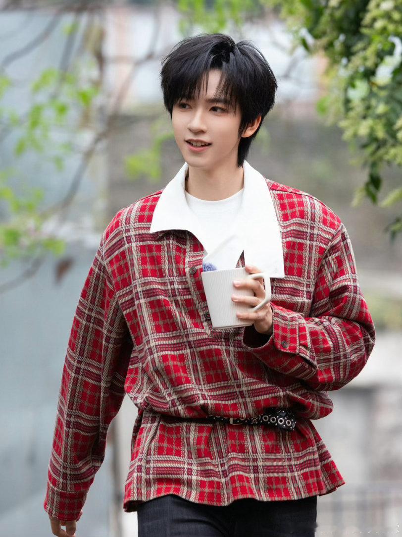 贺峻霖也有手机瘾贺峻霖时团站哥 真的会被贺峻霖笑晕！录综艺秒变站哥，手机不离手狂