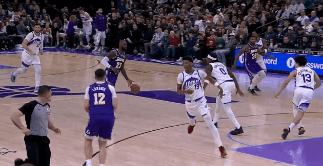 老汉发威！詹姆斯2+1率队疯狂追分！
在今天NBA常规赛湖人对阵爵士的第二节比赛