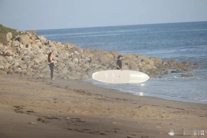 金卡戴珊汉密尔顿海里亲吻 我不是娱乐博主，但刘爵士的不能不发。据外媒，金·卡戴珊