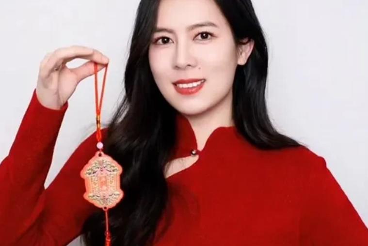 7月8日，有媒体报道，唐香玉因为公开谴责埃克偷拍女演员穿短裤的照片，并发在群里开