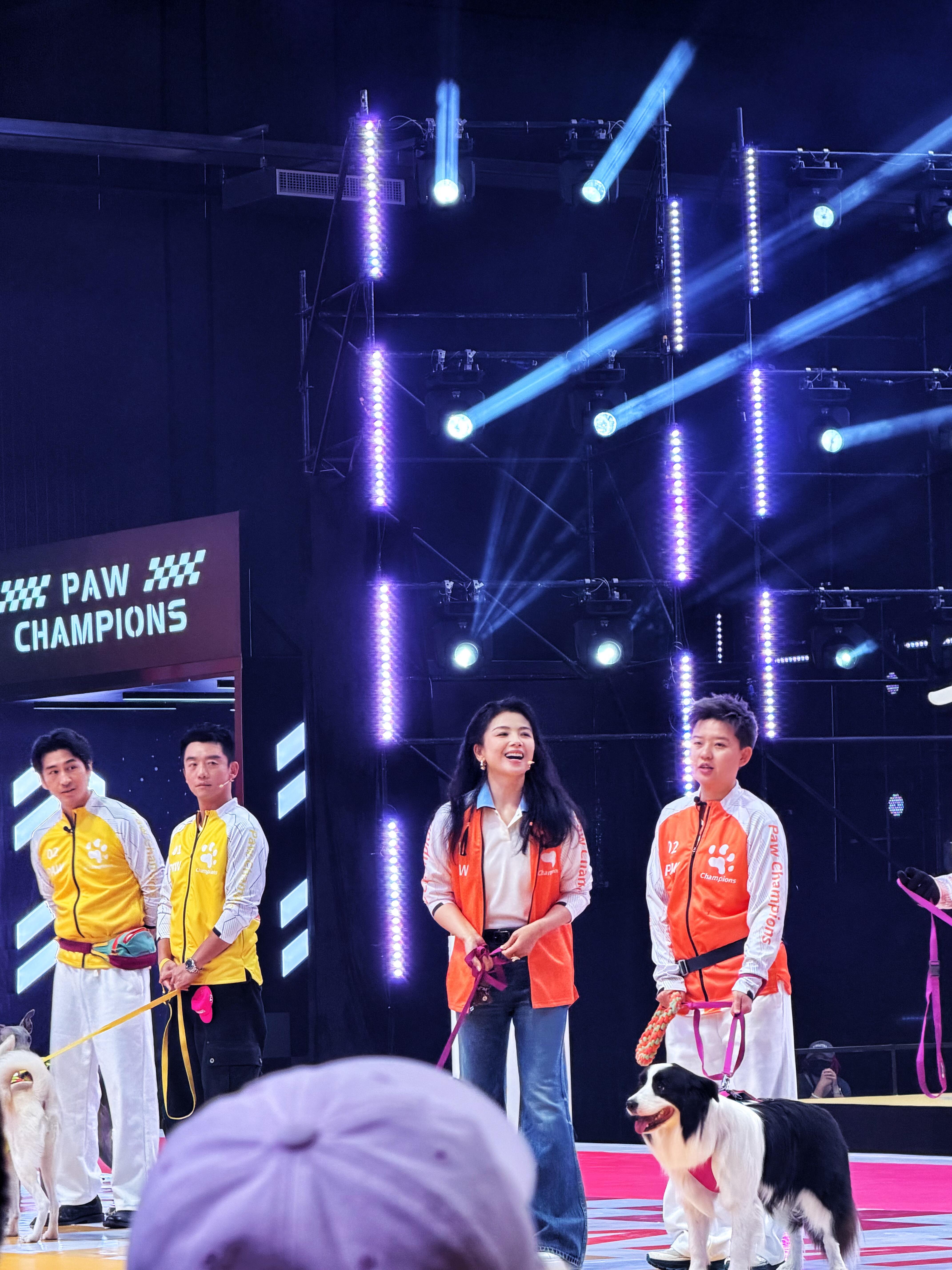 刘涛笑得好开心，心软软查理不愧是演员，眼神里全是戏