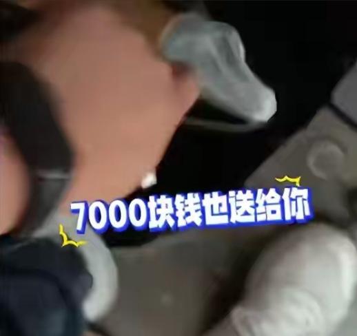 上海，男子上门给一老人开锁，开完，老人塞给他一个袋子，他打开瞬间惊呆，里面有70