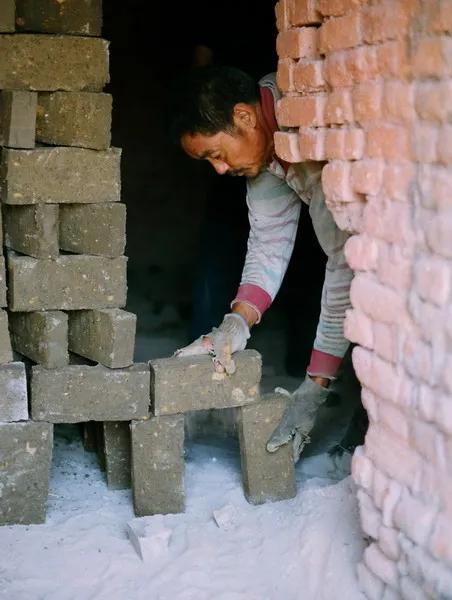 一声惨叫，在机器的轰鸣声中，格外令人恐怖。我第一反应就是：肯定出工伤事故了。
果