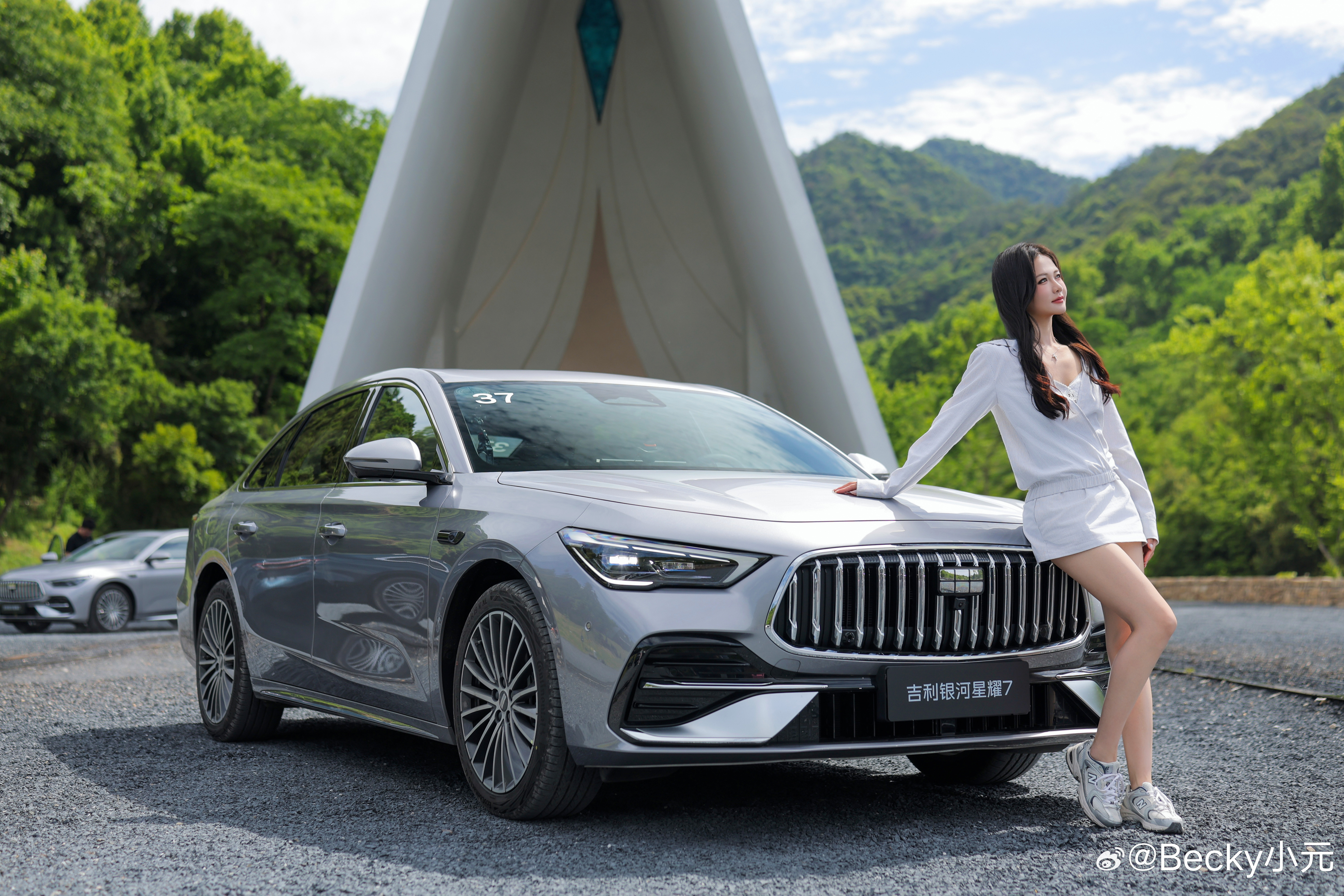 吉利银河星耀7MAX上市9.88万起 23小时破万，在10万–13万这一档少见。
