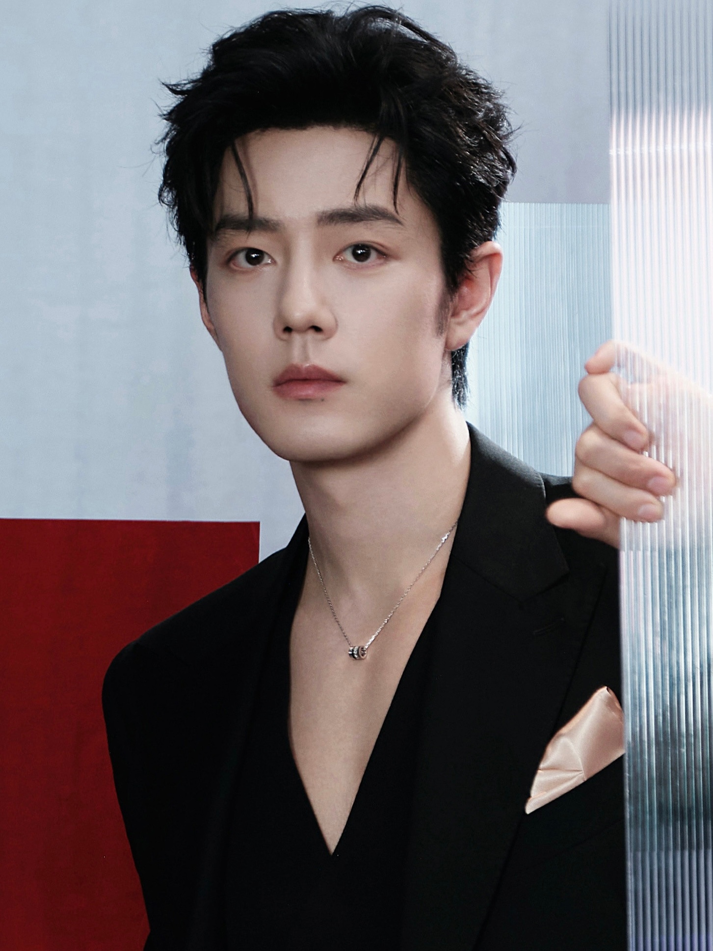 放大欣赏美貌和深V肖战