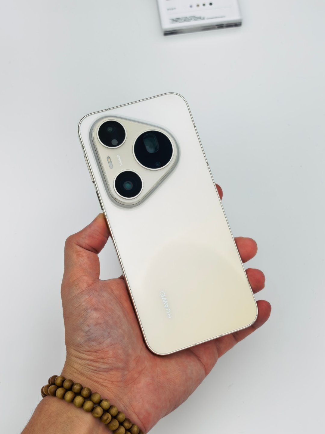 昨天在展区也拍了一下Pura 90系列的三款。Pro和Pro Max主打渐变色，