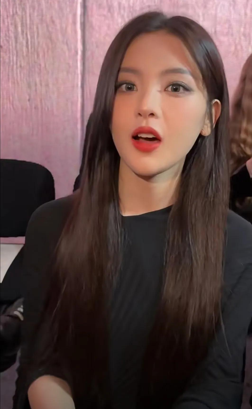 巴黎时装周杨超越这怼脸生图造型太无敌了！这张脸好精致，真的是挑不出一点毛病，自带