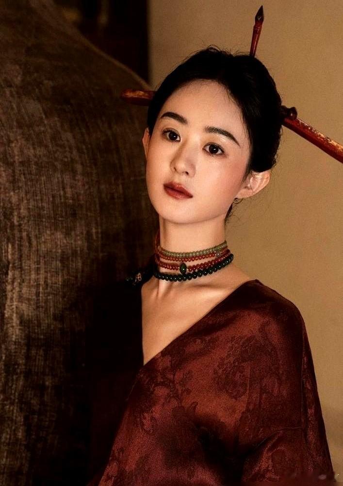 记者话筒快怼到脸上了，连珠炮地问拍吻戏会不会有生理反应。 她当时正发着烧，但全程