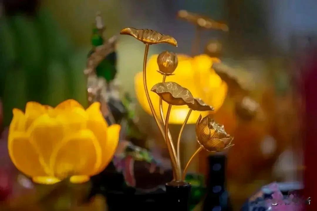 〔华藏法语〕:慈悲没有敌人，智慧不起烦恼，多一点慈悲心，多一点智慧，就不会再有人