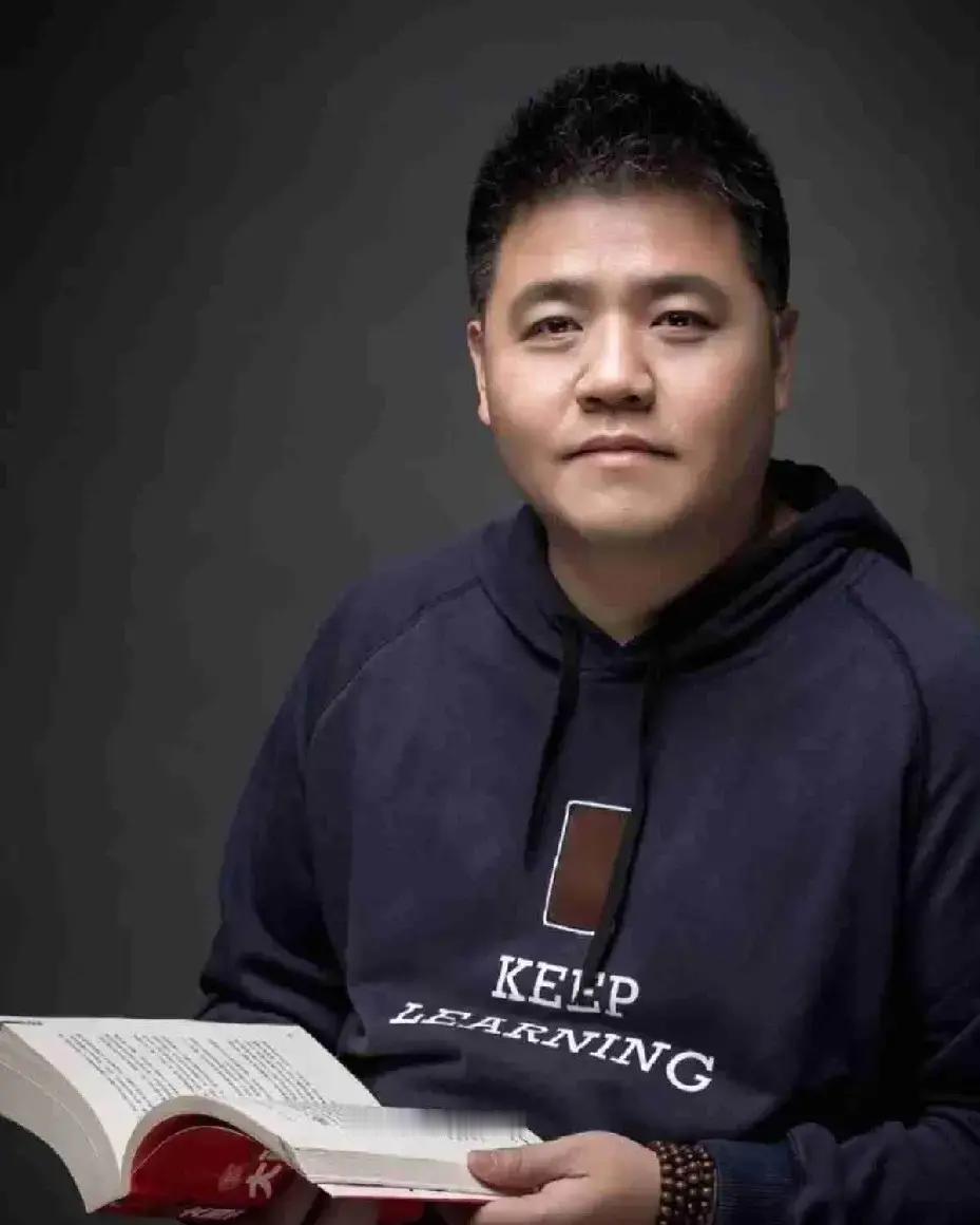 我刷手机刷到眼睛酸，一抬头看见儿子作业本上全是红叉。

我张嘴就吼他不用心，吼完