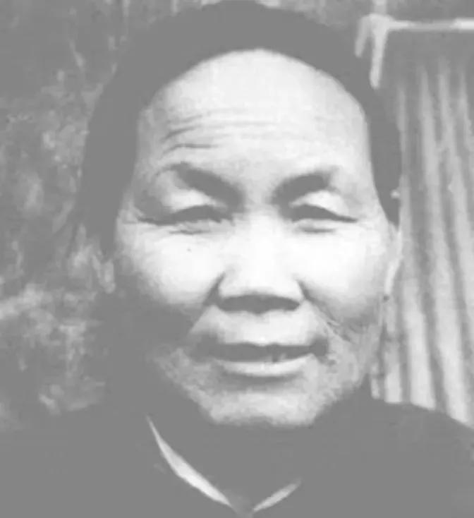 1940年，山东一位大娘给八路军做了小米饭，战士们狼吞虎咽。突然，他们发现不对劲
