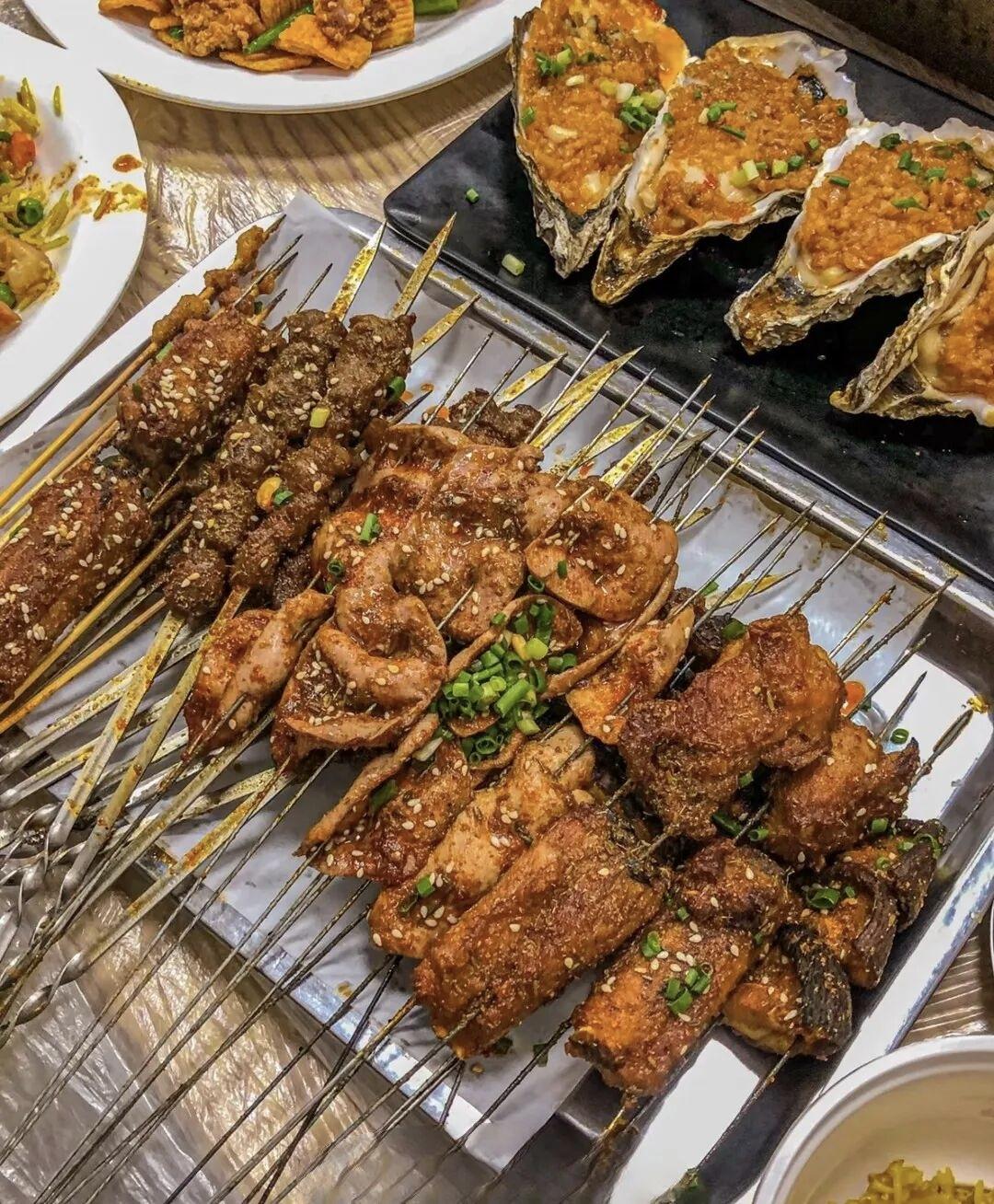 这里的烧烤，饺子确实好吃，也对我的胃口。