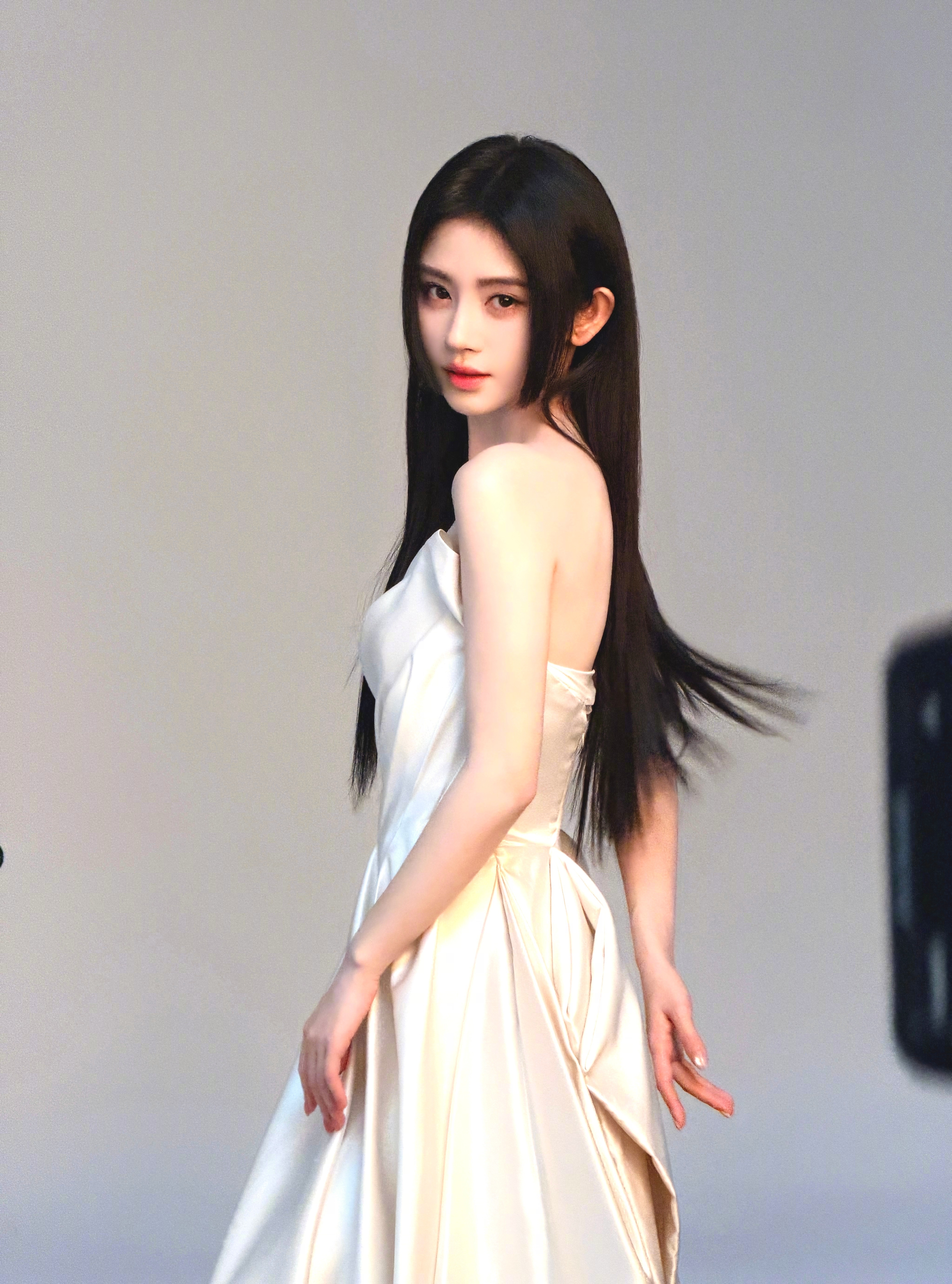 鞠婧祎代言拉芳全球代言人官宣Look发布。JIANG BRIDE COUTURE
