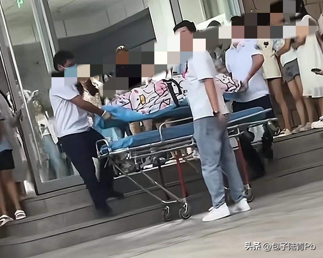 终于明白甘肃高校女生宿舍分娩真相：不是“胆大”，而是无助！

她穿着宽松的校服照