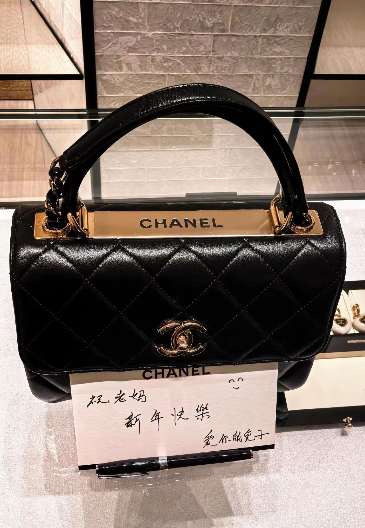 女儿送的新年礼物，刚工作一年不到就给老娘买包包了，这小丫头真没白养。[呲牙]