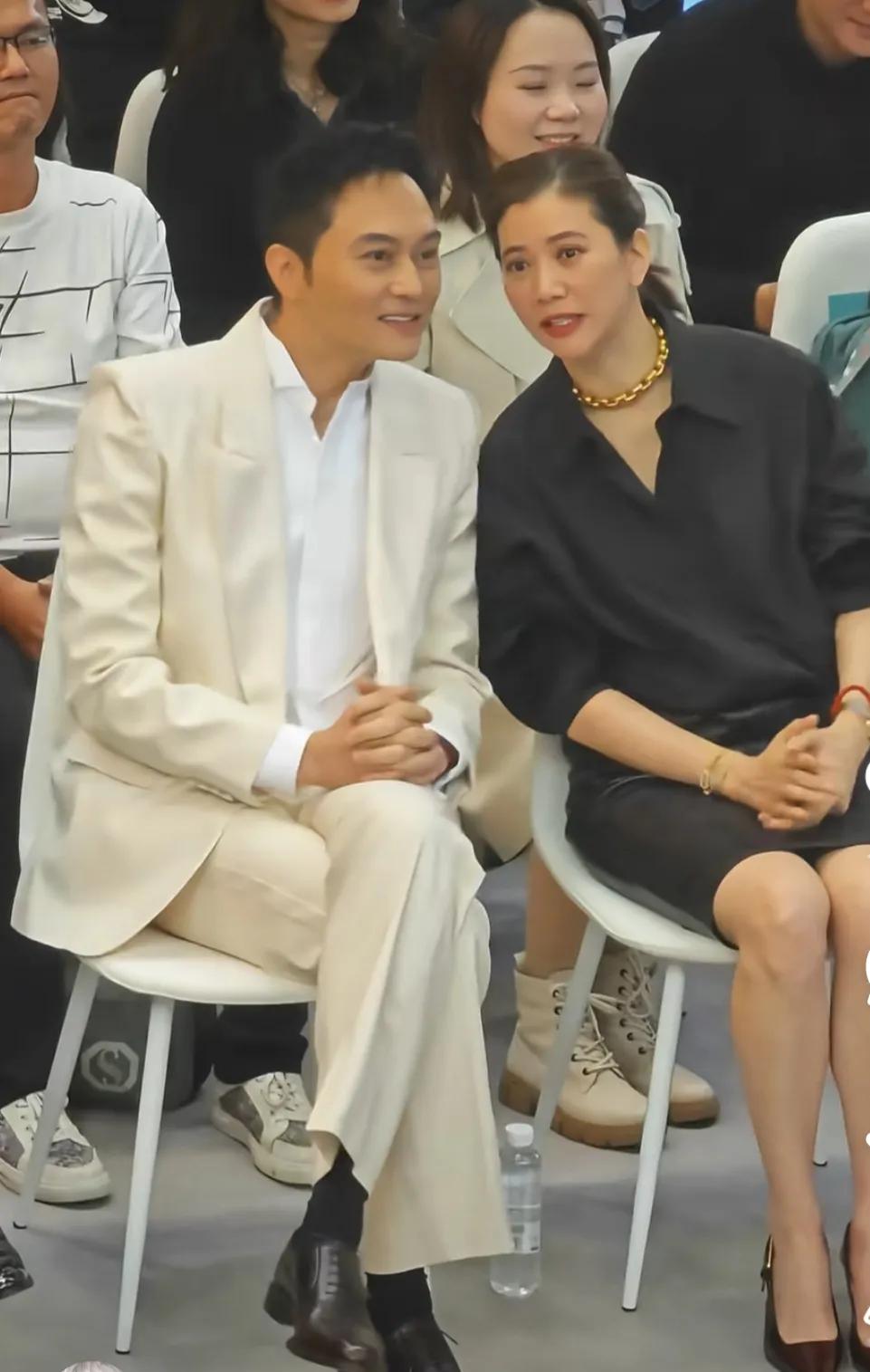 真般配。袁咏仪演笑傲江湖时真是颜值巅峰。张智霖也太帅了都不会老。好甜蜜温馨的画面