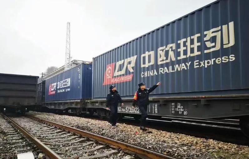 管你什么班列什么走廊，波兰找个无比正当的理由一关，狗都没办法过去！所以这个世界实