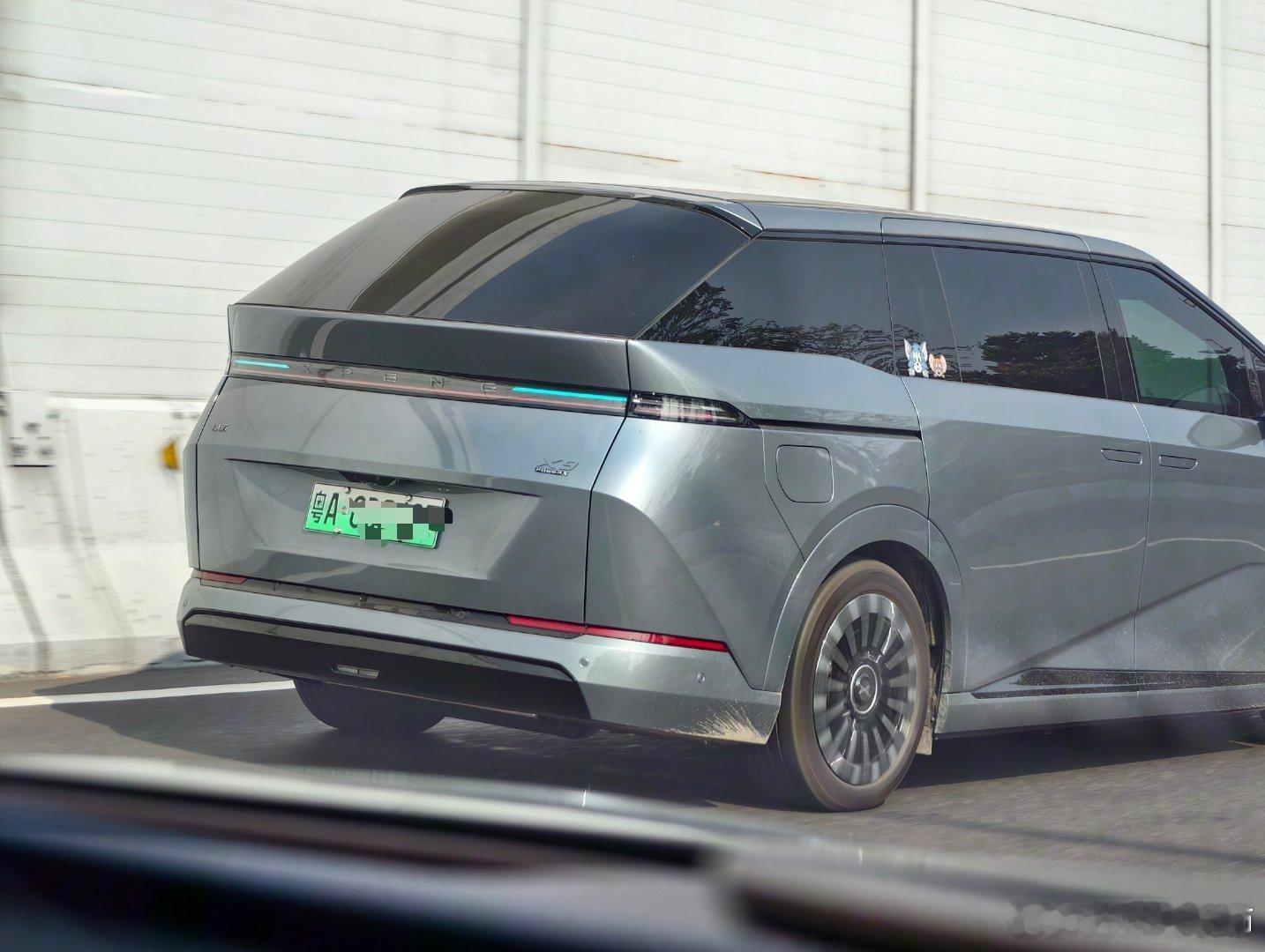 昨天送走腾势 N9 之后，又开小鹏 X9，居然在路上偶遇到两台同样开着小蓝灯的同