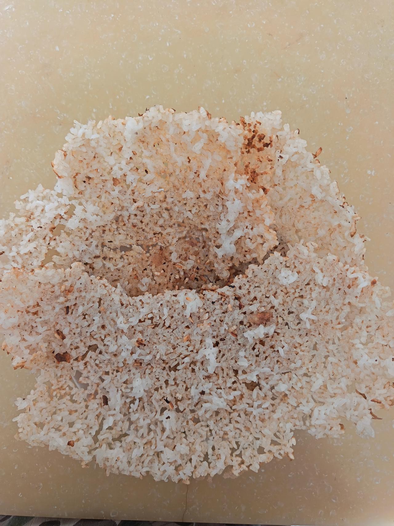 小米锅巴

柴火灶炕锅巴

花米多，吃的香

电饭煲3杯米(90ml)，4人午饭