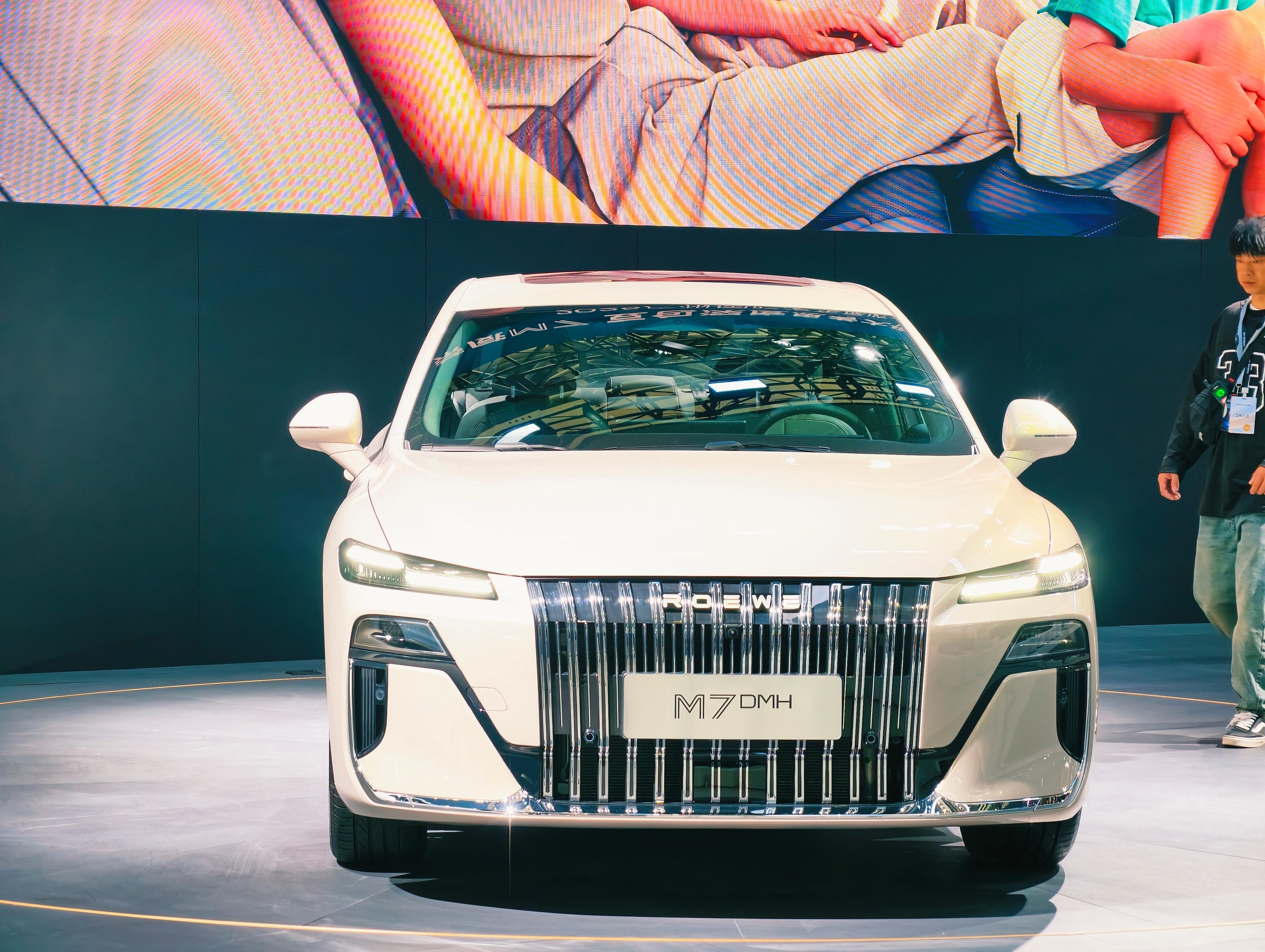 你很难想象原来一个国内的传统车企也能把在座舱的体验上玩出花来，荣威M7 DMH，